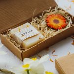 Darilni paket Bodi v cvetju